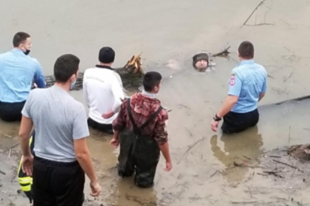 MUŠKARAC UPAO U SAVU DOK JE SEKAO DRVO: Policajci heroji ga odmah izvukli iz ledene vode (FOTO)