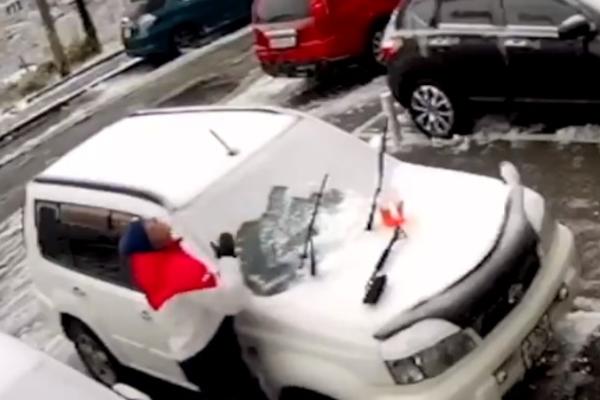 ČOVEK JE ČISTIO SNEG SA AUTOMOBILA, A ONDA JE NA NJEGA PALA BETONSKA PLOČA: Ovo je NAJJEZIVIJI snimak DANA! (VIDEO)