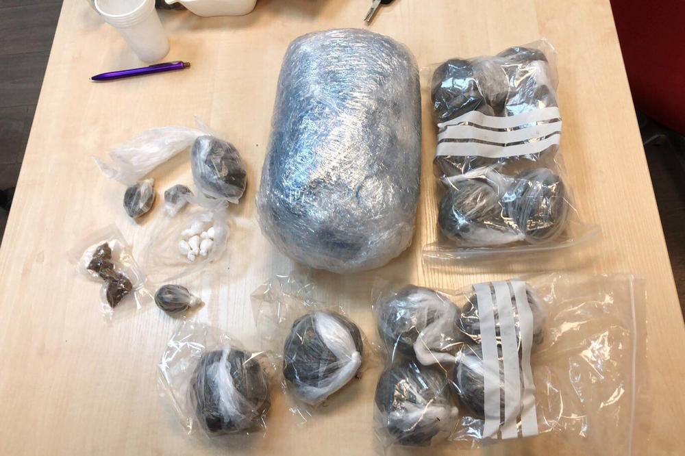 PAO BEOGRAĐANIN SA 17 PAKETA! Policija u stanu pronašla 2 VRSTE, SVE JE BILO SPREMNO ZA PRODAJU (FOTO)