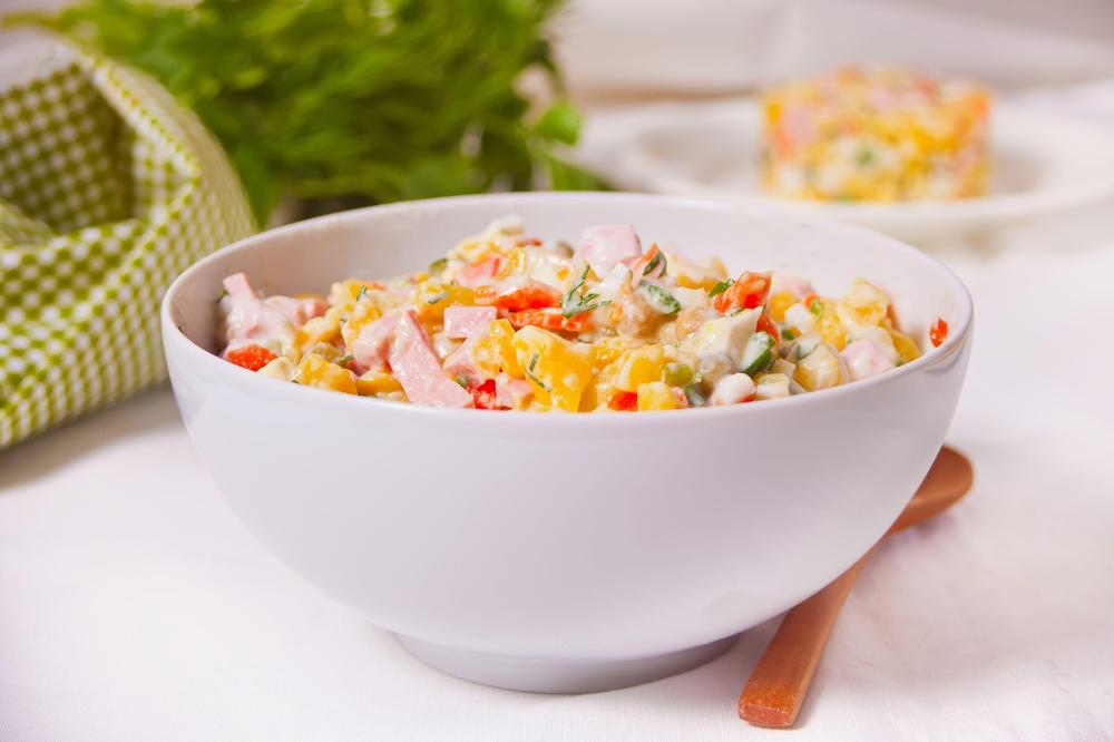 OVAJ SASTOJAK SVI STAVLJAMO U RUSKU SALATU A NE ZNAMO DA SE ZBOG NJEGA BRŽE KVARI: Domaćice MORATE PRESTATI sa ovim