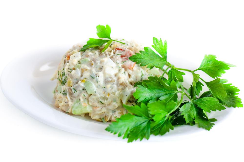 OVO JE ORIGINALAN RECEPT ZA RUSKU SALATU: Ni nalik onome što mi pravimo, EVO U ČEMU JE CAKA