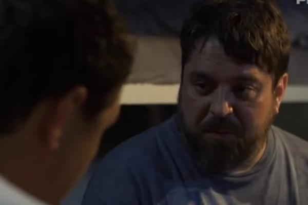 ZNATE GA KAO ŠEPRTLJU I DEBELJKA, A ON SADA IMA LEPOTICU PORED SEBE! Glumac će vas ODUŠEVITI svojim izborom! (FOTO)