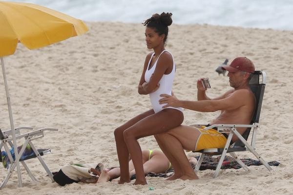 SUPRUGA SLAVNOG FRANCUSKOG GLUMCA SE SLIKALA BEZ ODEĆE: Muškarci su ODUŠEVLJENI - kako mu samo ZAVIDE! (FOTO)