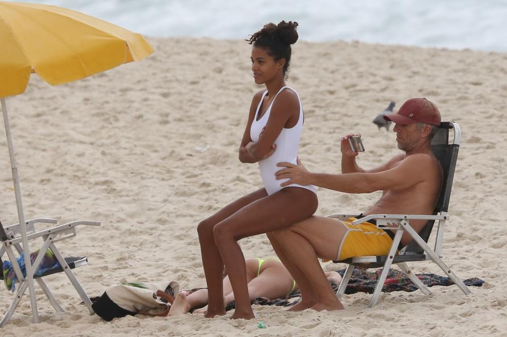 SUPRUGA SLAVNOG FRANCUSKOG GLUMCA SE SLIKALA BEZ ODEĆE: Muškarci su ODUŠEVLJENI - kako mu samo ZAVIDE! (FOTO)