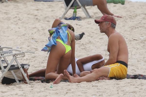 NJEGA ZOVU DEKA, NJU UNUKA, A NJIH BAŠ BRIGA: Poznati dasa sa 30 GODINA MLAĐOM procvetao, SVI BRUJE O OVOME