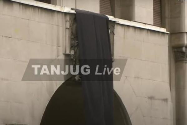 SRBIJA PLAČE ZA PATRIJARHOM: Okačena je crna zastava (FOTO)