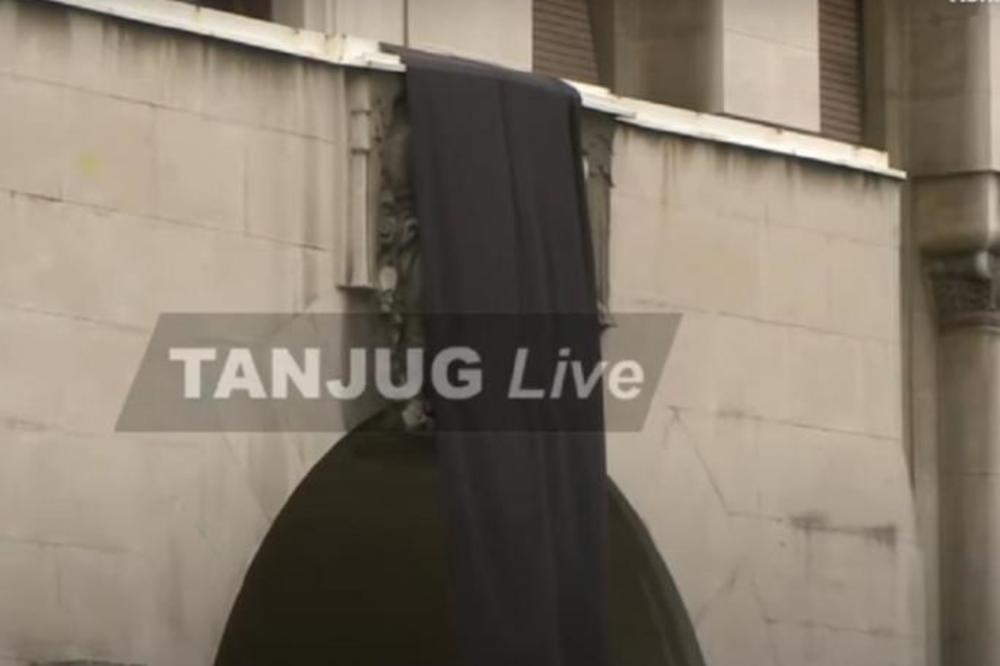 SRBIJA PLAČE ZA PATRIJARHOM: Okačena je crna zastava (FOTO)