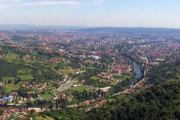 ODLOMILA SE GRANA U BANJALUČKOM PARKU: Povređene dve žene i jedno dete