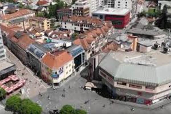 ŠOK U VELIKOM SRPSKOM GRADU! Ljudi šetali ulicom i naišli na ogromnog MEDVEDA!