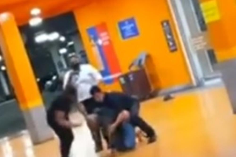 RADNICI SUPERMARKETA ŽIVOTINJSKI LEŠILI ČOVEKA NASRED ULICE: Jeziv SNIMAK UBISTVA preplavio INTERNET (VIDEO) 18+