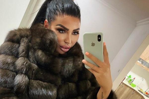 PROCURELA GOLA FOTKA TIJANE AJFON! Starleta pokazala POZAMAŠNU POZADINU, nije za one sa slabim SRCEM! (18+)