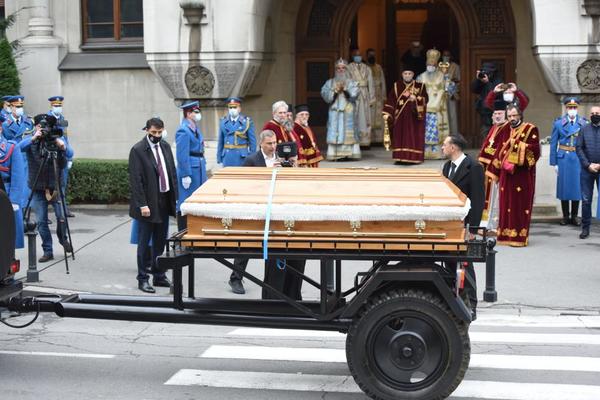 ISPRAĆAJ PATRIJARHA IRINEJA: Vernici plaču nad telom preminulog patrijarha, čekali u redovima da se oproste (VIDEO)