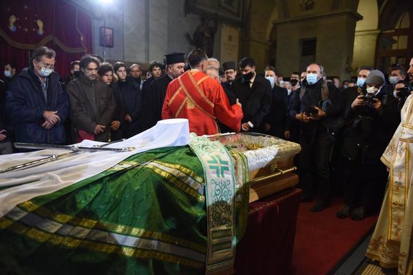 NAKON POMENA: U Hramu Svetog Save odavanje pošte patrijarhu Irineju, poštuju se epidemiloške mere!