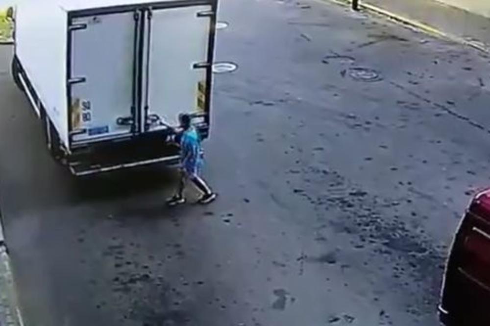 PAKAO!!! Kamiondžija je parkirao i otvorio vrata prikolice, i onda je sve otišlo DO ĐAVOLA! (VIDEO)