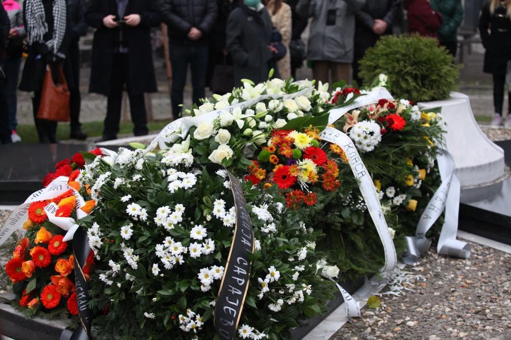 UDOVICA IVANA BEKJAREVA SE NE ODVAJA OD NJEGOVE SLIKE! Pored maske BOL i tugu nije mogla da sakrije (FOTO)