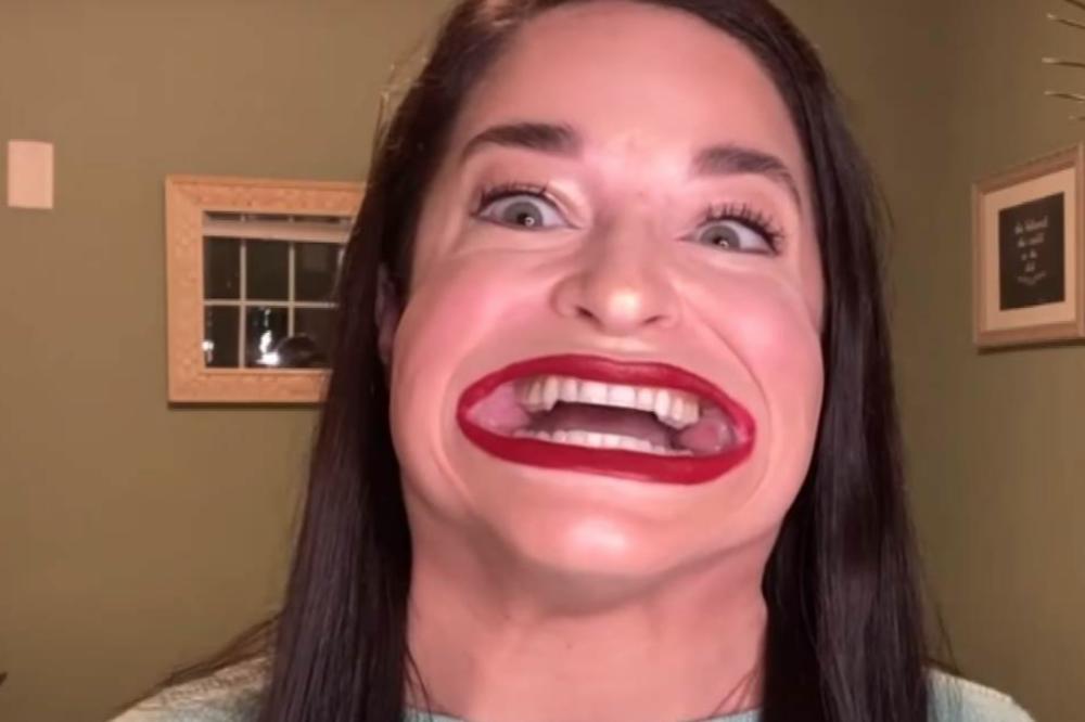 ŽENA ČIJA SU USTA NAJVEĆA NA SVETU: Šta sve može da ugura u njih i koliko od toga zarađuje (FOTO, VIDEO)