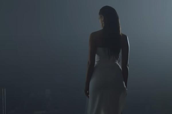 PRIVILA GA U NARUČJE, SRCE DA SE ISTOPI! Oko nje samo raskoš, poznata pevačica ne skida osmeh sa lica! (FOTO)