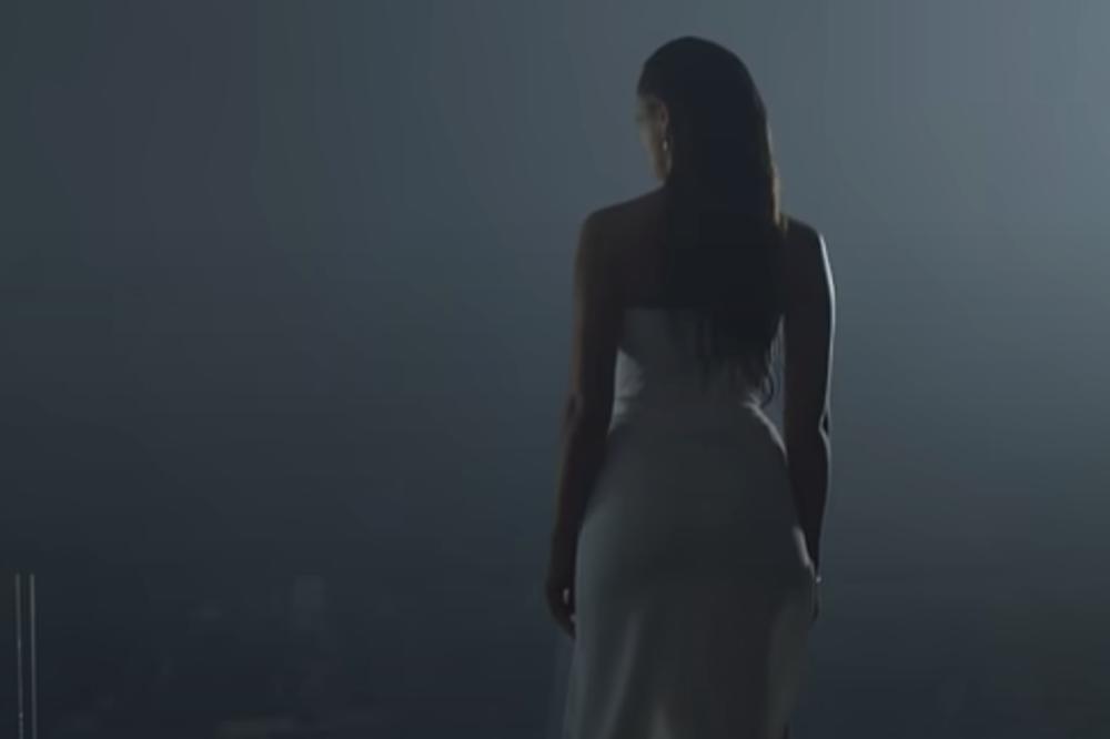 PRIVILA GA U NARUČJE, SRCE DA SE ISTOPI! Oko nje samo raskoš, poznata pevačica ne skida osmeh sa lica! (FOTO)