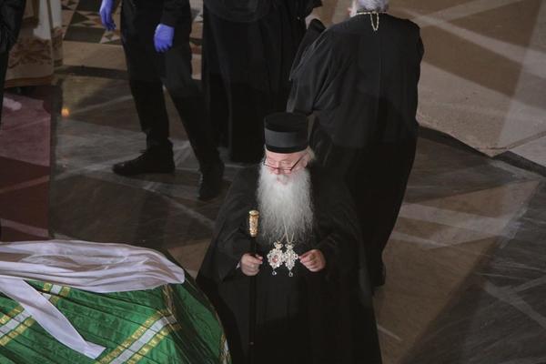 CELOG ŽIVOTA NEKI OD NAS POGRDNO OSLOVLJAVAJU SVEŠTENIKA: Zauvek rešena dilema kako se izgovara POPE ili OČE