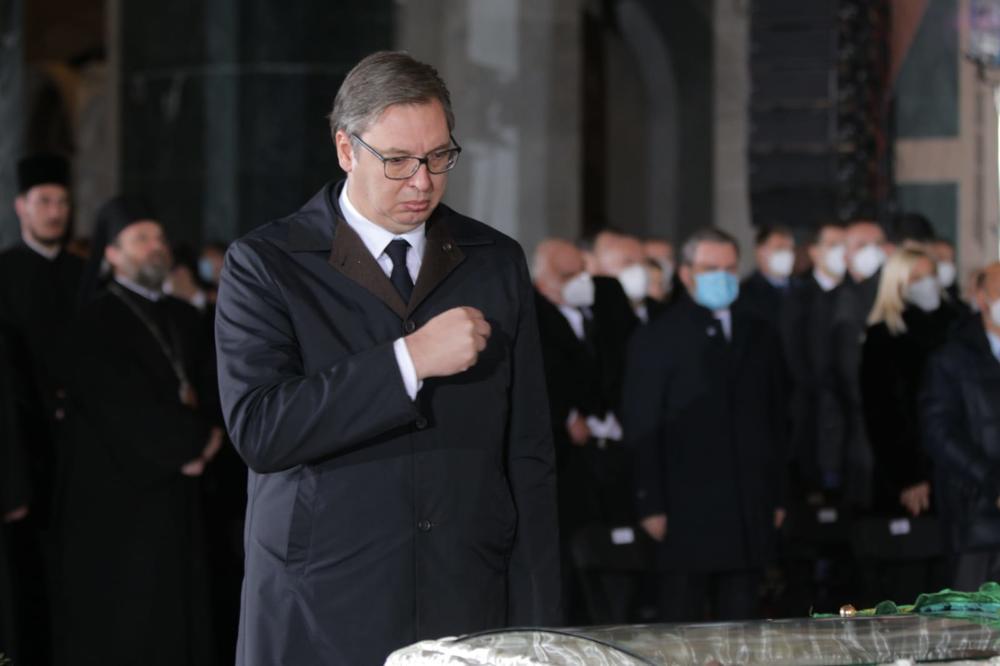 NE MOŽE DA SAKRIJE VELIKU TUGU: Predsednik Vučić se prekrstio i naklonio nad odrom patrijarha Irineja! (VIDEO)