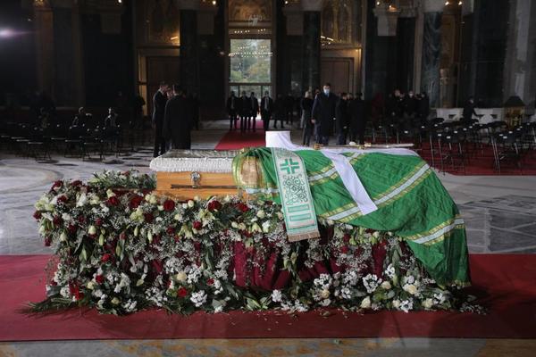 ZAŠTO JE PATRIJARHOV KOVČEG PREKRIVEN ZELENIM PLAŠTOM? Tajni simboli 5 izloženih stvari na dan sahrane!(FOTO)
