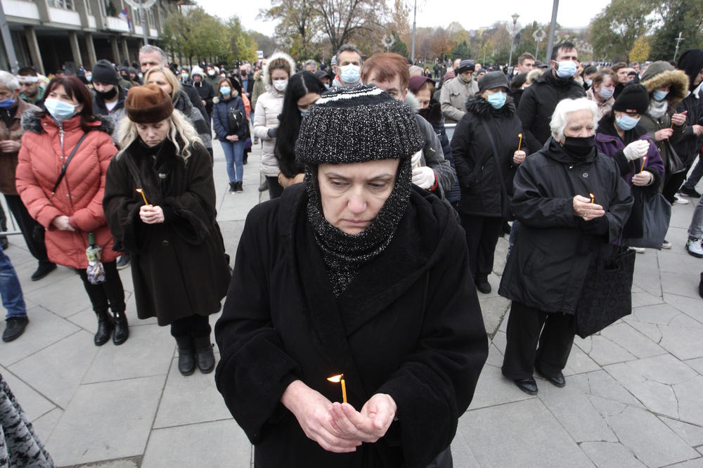 NAKON SAHRANE PATRIJARHA IRINEJA: Vernici se poslužili žitom ispred Hrama!