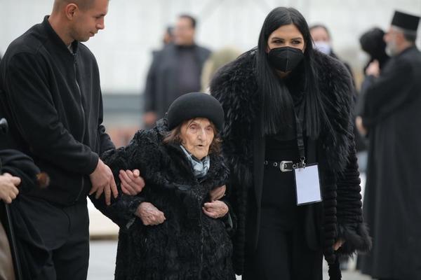 NIŠTA ME NE PITAJTE, GOTOVO JE: Sestra od tetke patrijarha Irineja skrhana bolom! (FOTO) (VIDEO)