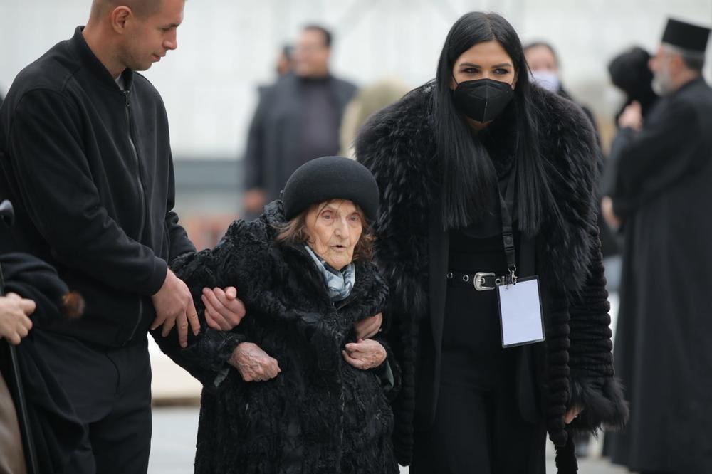 NIŠTA ME NE PITAJTE, GOTOVO JE: Sestra od tetke patrijarha Irineja skrhana bolom! (FOTO) (VIDEO)