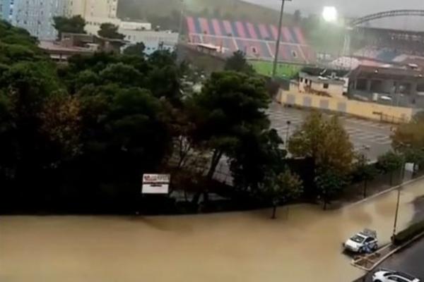 POTOPLJENA VOZILA PLUTAJU ULICAMA: Na jugu Italije poplave zbog oluje, bujica nosila i mostove, zatvoreni putevi!