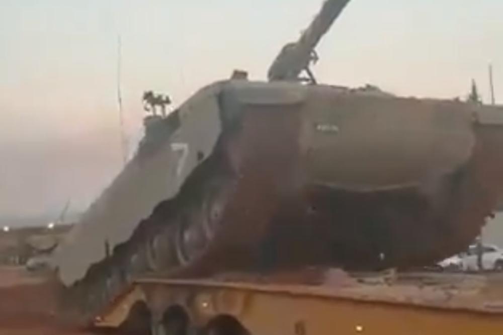 VOZAČ JE MALO POPIO: Izraelski tenkista pokušao da se popne na platformu, rezultat će vas nasmejati (VIDEO)