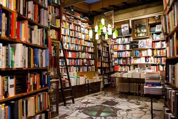 ČITAOCI OŽIVELI NAJPOZNATIJU KNJIŽARU NA SVETU: Zbog KORONE prodaja OPALA 80 odsto, onda su poslali BILTEN SPASA