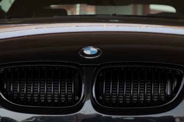 SRBIN PRODAJE LUKSUZNI BMW STAR TRI GODINE ZA SAMO 10.000 EVRA: Samo je jednom upaljen, ali ima KVAKA! (FOTO)