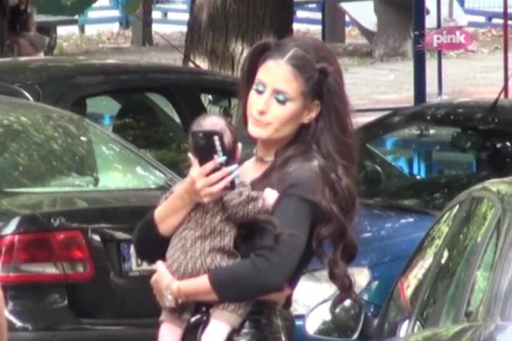 RAZAPINJU JE NA INSTAGRAMU! DETETU SAMO ŠTO NE ISKOPA OČI: Didi J sa OGROMNIM KANDŽAMA na rukama čuva bebu! (FOTO)
