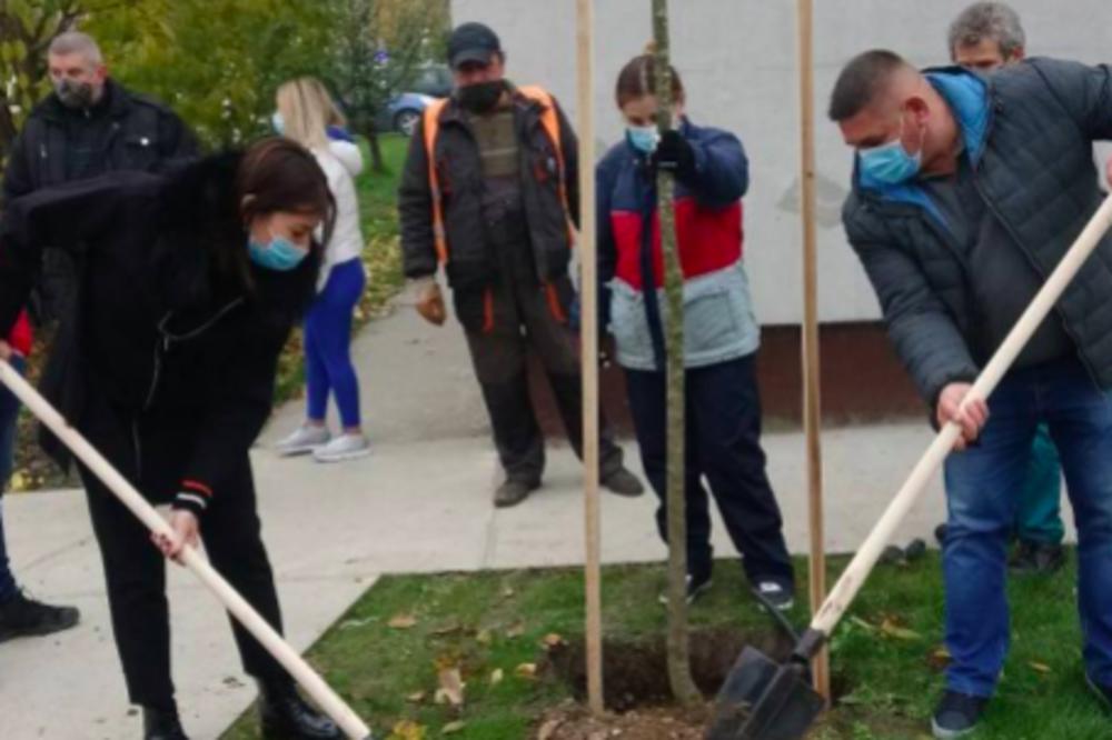 IRENA VUJOVIĆ U RUMI OBIŠLA NOVE GASNE KOTLARNICE I UČESTVOVALA U AKCIJI SADNJE DRVEĆA