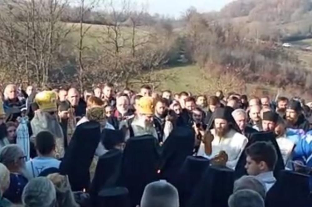 SAHRANA ARTEMIJA U LELIĆU KOD VALJEVA: Veliki broj ljudi se oprašta od raščinjenog vladike! (FOTO) (VIDEO)
