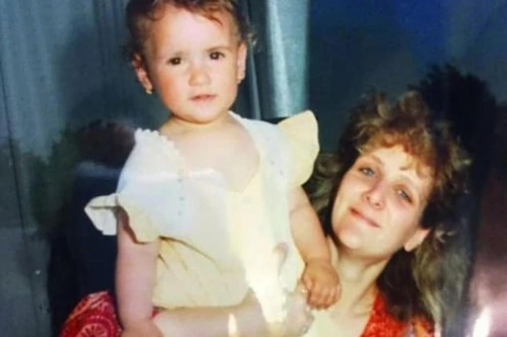 RAK JOJ JE RANO ODUZEO RODITELJE: Prema pevačici sa slike život je bio OKRUTAN a onda se preko noći SVE PROMENILO!