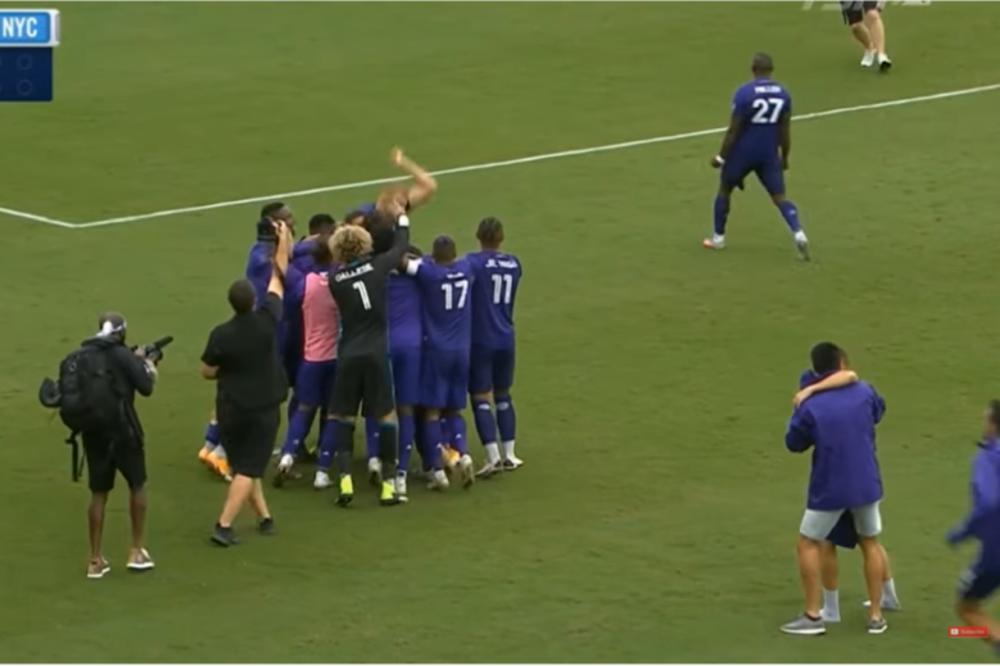 SUDIJA USRED PENAL SERIJE ISKLJUČIO GOLMANA, PA ISTERAO I REZERVNOG: Fudbal u SAD nekad je baš pravi cirkus!