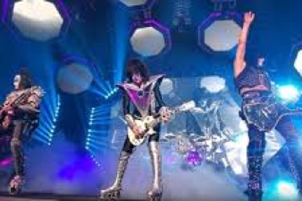 KISS SVIRAJU NA NETU ZA NOVU GODINU: Vremešni ROKERI najavili VATRENI nastup na ISPRAĆAJU GODINE KORONE! (VIDEO)