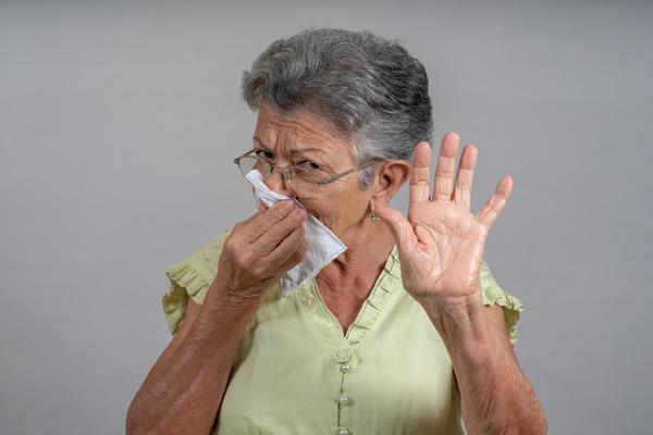 ZAŠTO ŠTUCAMO I KAKO ZAUSTAVITI TU NEPRIJATNOST? Ovo su 6 prirodnih načina!