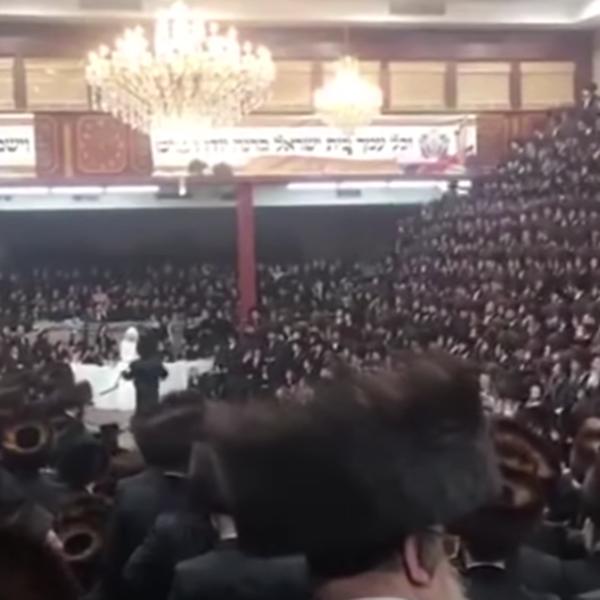 KORONA VENČANJE: Sinagoga u Bruklinu okupila 7.000 ljudi, svi pevaju i igraju, niko ne nosi masku (VIDEO)