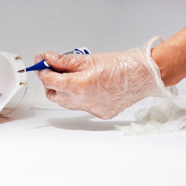 OD MASKE VAM ČESTO IZLAZE BUBULJICE ILI MODRICE? Dermatolozi imaju rešenje!