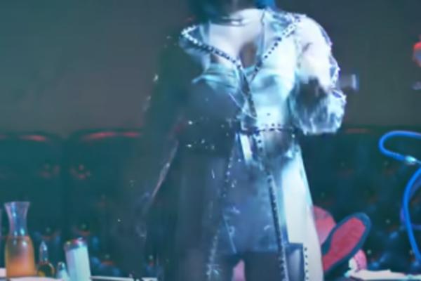 POZNATA PEVAČICA ŠOKIRALA PRATIOCE KAKO SE REŠAVA STRESA! Svi su gledali u čudu OVO, kao da je poludela! (VIDEO)