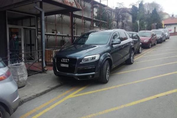 BEZ IMALO SAVESTI! Dok lekari SPASAVAJU ŽIVOTE, bahati vozač BLOKIRAO ULAZ NA KLINICI! Šta radiš to čoveče? (FOTO)