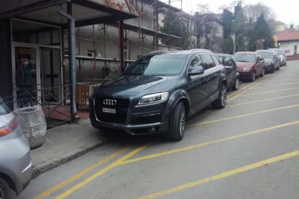 BEZ IMALO SAVESTI! Dok lekari SPASAVAJU ŽIVOTE, bahati vozač BLOKIRAO ULAZ NA KLINICI! Šta radiš to čoveče? (FOTO)