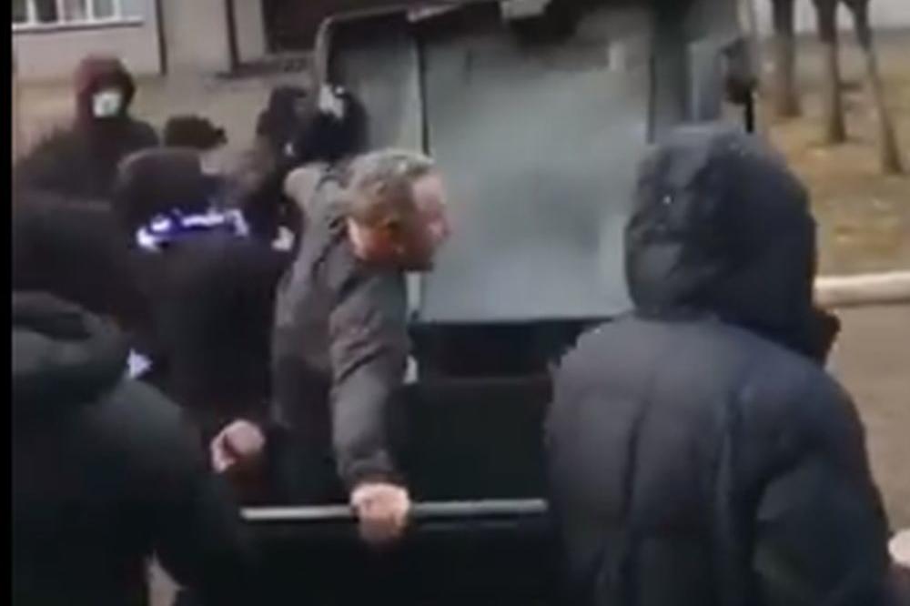 BACILI SPORTSKOG DIREKTORA U KONTEJNER, PA GA PESNIČILI: Najjezivija navijačka scena ove godine! (VIDEO)