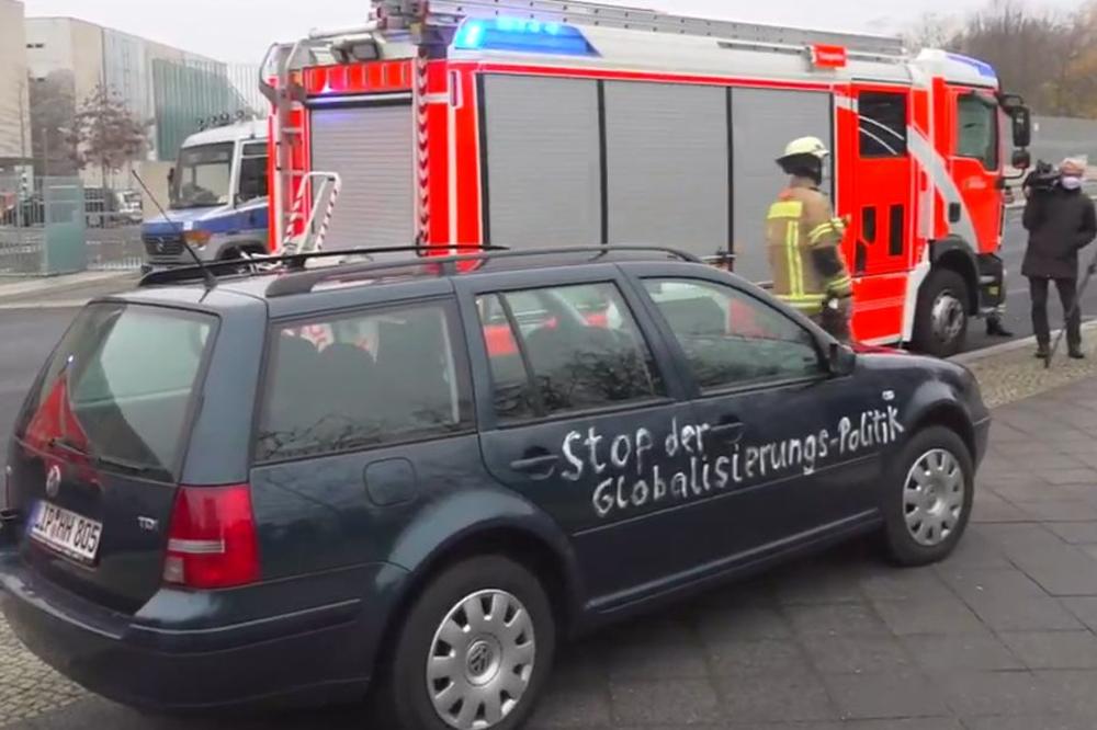 AUTO SE ZAKUCAO U OGRADU ISPRED KANCELARIJE ANGELE MERKEL! Drama u Berlinu, na njemu je napisana OVA PORUKA (VIDEO)