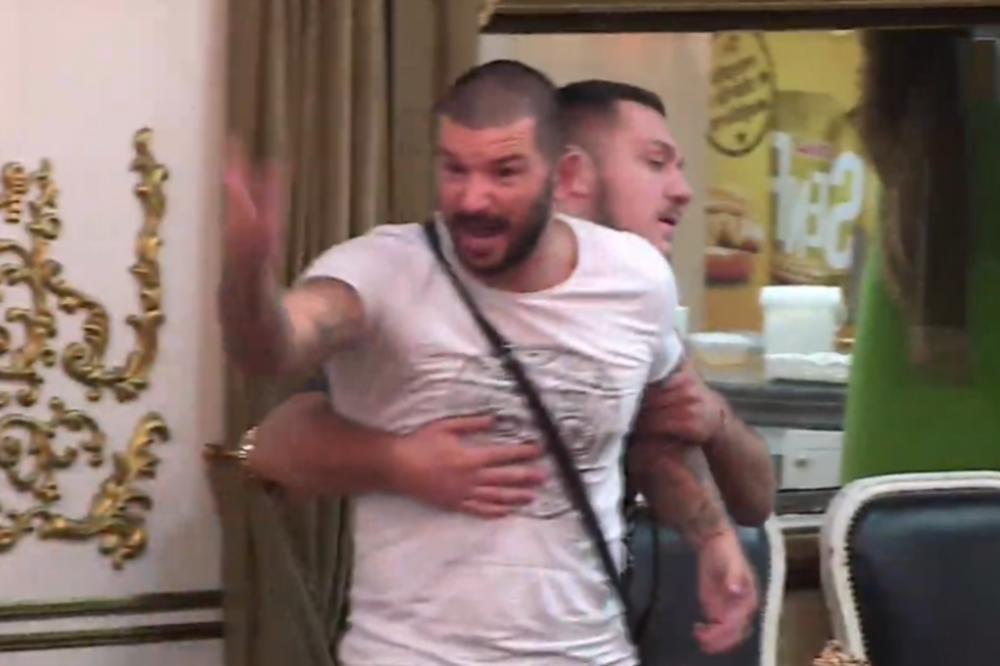 MASAKR U PAROVIMA! Lakić NASRNUO NA ŽENSKO, niko nije mogao da ga zaustavi! (VIDEO)