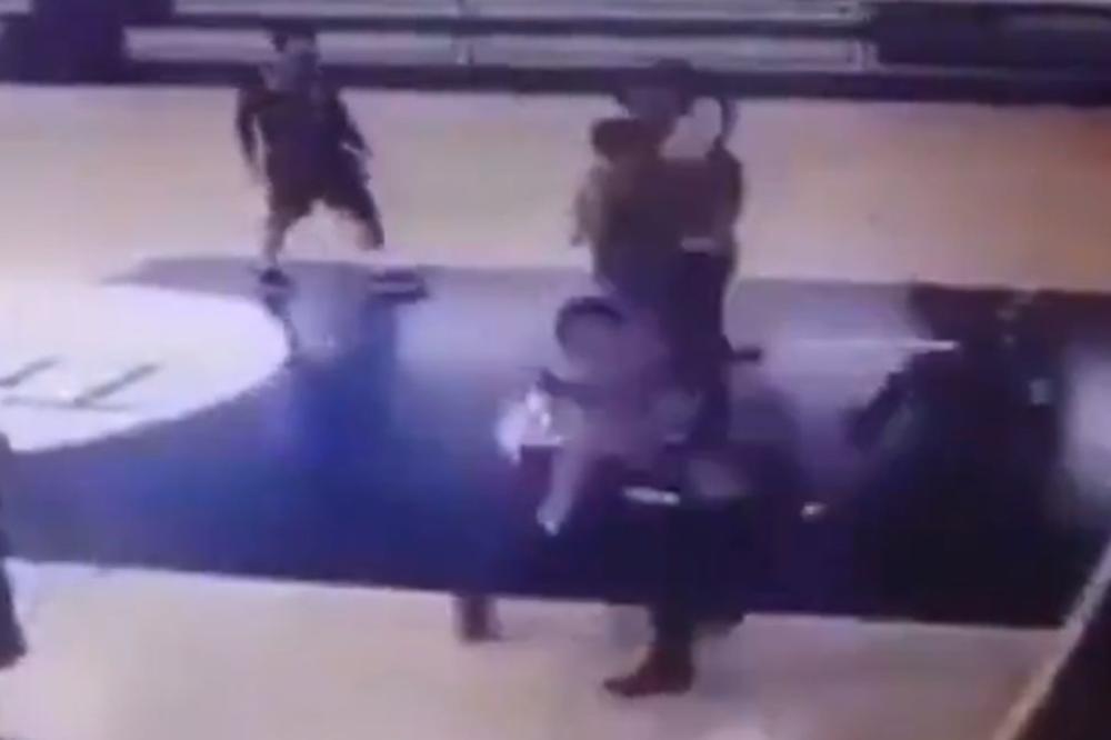 UŽASNE SCENE NA TERENU: Košarkaš se zverski iživljavao nad sudijom jer je svirao faul! (UZNEMIRAVAJUĆI VIDEO)