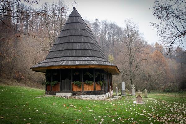 ZA OVU SRPSKU CRKVU KOJA IZGLEDA KAO IZ BAJKE RETKO KO ZNA! Ušuškana je kod Aranđelovca, KRIJE BAŠ ZANIMLJIVU PRIČU