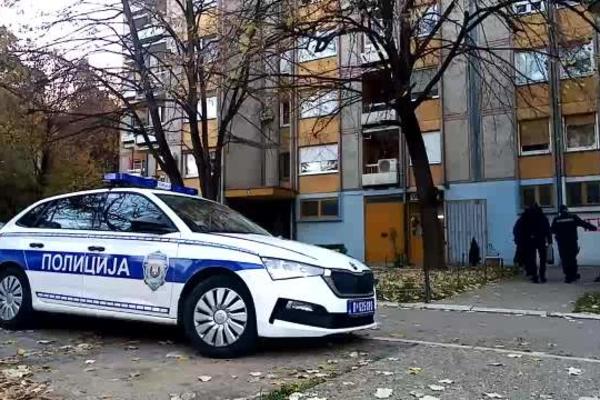 MAJKA GA ZATEKLA MRTVOG I UMOTANOG U BELI ČARŠAV! Telo muškarca pronađeno u stanu trenutno krije jednu misteriju